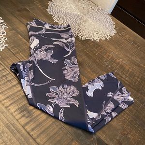 Like New! Navy Athleta Leggings / Capri length